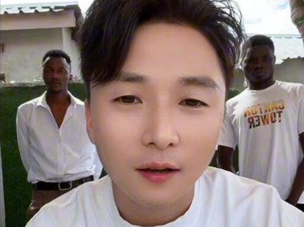 强哥去留已定,请尊重先生的决定。#上热门感谢官方大大给流量 #hello先生 #hello先生直播录屏 #hello先生海外生活 #光头强