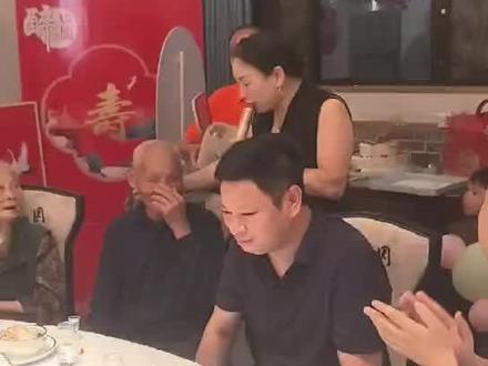 生日宴会上我为老爸唱了一首(爸)是我对爸爸深深地祝福!袁班长二姐#爸爸生日宴,祝爸爸生日快乐,身体健康,寿比南山,福如东海!