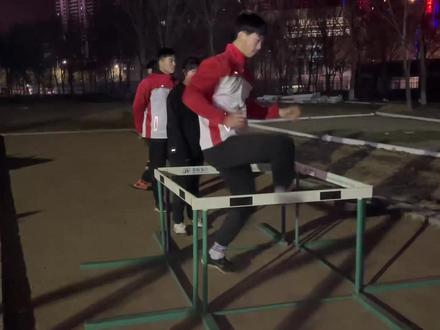 #日常训练 #田径训练 跨越栏架练习,锻炼髋关节灵活性