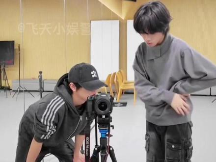 没有人来解救王橹杰,于是穆祉丞来了 #橹穆 #穆祉丞 #王橹杰 #新年音乐会纪录片