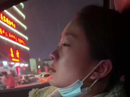 终于有时间 把这个五天前的视频剪辑发出来了,五妹的身体突然出现的问题,把多年积累的情绪也爆发出来了,想想依旧会害怕 但是还好都过去了,健康是福 希望往后余生平安健康!#夫妻 #情感 #正能量 #焦虑
