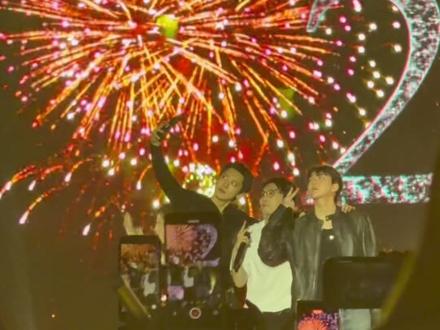 #染色体家族演唱会
#张艺兴
#朴灿烈
#吴世勋
三张伟大的脸
2025最后一天和2026的第一天都和你们过,满足🫰🫰🫰新的一年依然是平安顺遂