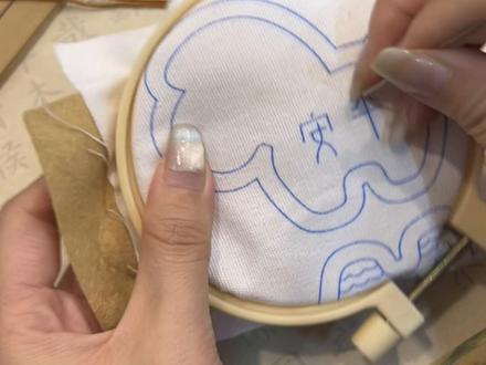 亲手缝进去的偏爱和惦记是再多金银都买不来的浪漫#手工diy #新年礼物#挂件#情侣 #刺绣小马