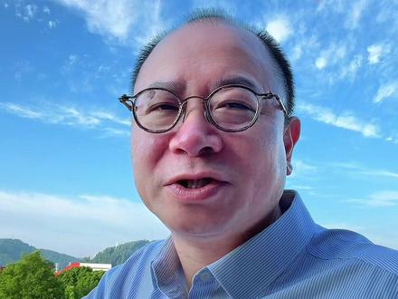 长鑫科技能否万亿上市? 长鑫科技万亿上市。5月17日,长鑫科技更新科创板IPO招股书,2026年业绩预测震惊市场:上半年营收预计超1100亿元、净利润超600亿元。按此推算,全年营收有望达2000亿元、净利润超1000亿元。以保守10倍市盈率估算,上市后市值将突破万亿,成为A股新标杆。以下从三方面解析。
一、长鑫科技业绩呈“火箭式”跃升:2024年仍处亏损状态,2025年小幅盈利几十亿,2026年一季度归母净利润达247.6亿元,半年预增超2200%。业绩拐点源于AI驱动存储芯片价格暴涨,DRAM合约价一季度涨幅超90%。高速增长为万亿市值奠定核心基础,也创下A股科技公司盈利新纪录。
二、全球存储市场长期由三星、SK海力士、美光三巨头垄断,合计市占率超90%。长鑫科技作为全球第四大DRAM厂商,市占率已达7.67%,是唯一进入第一梯队的中国企业。在AI算力需求爆发、国际巨头优先布局高端HBM的背景下,长鑫凭借成熟制程与成本优势,快速填补市场缺口,成长逻辑坚实。
三、长鑫科技是十年国产替代的里程碑:由朱一明主导,与兆易创新深度绑定,共享技术与资源;背后合肥国资、国家大基金二期等加持,国资合计持股超33%。上市募资295亿元,将用于技术升级与产能扩张。其登陆科创板有望重塑科技股估值体系,提升中国半导体全球话语权。不过,短期估值过热或存波动风险,需理性看待。
以上基于公开信息个人分析,不构成投资建议。市场有风险,投资需谨慎。
