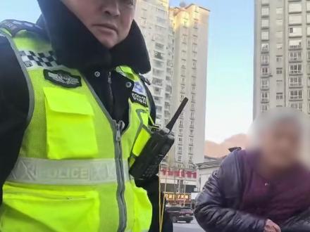 晚高峰的暖心守护:九旬老人迷路,交警凭一个手环送他回家! #暖心正能量