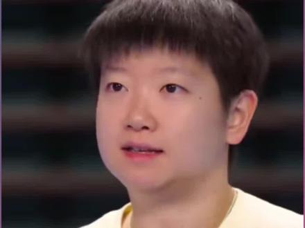 #上热门 #孙颖莎 #孙颖莎在《体坛零距离》专访中展现了成熟与坚韧,她从科比自传中领悟孤独与自律,保持“空杯心态”创新技术。