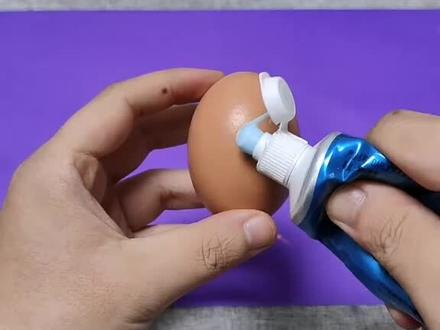 把牙膏涂在鸡蛋上真的敲不烂吗 #实验 #揭秘 #一口气看完