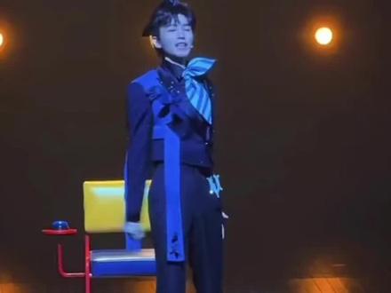 #话剧让王俊凯彻底释放了天性 #王俊凯#话剧
拿着你们的票玩命的砸向托马斯🩵✨