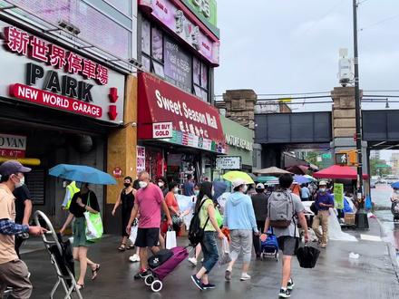 美国纽约,华人社区,天津大爷,街头摆地摊,说到儿女,难掩伤心