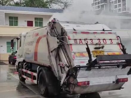 环卫车起火后径直开到消防站,消防员:开门!灭火!