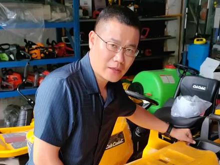 美国卡博科德1023剪草车,科勒23马力双缸动力化油器清洗视频,我们的机器用旧,汽油中有杂质,空滤过滤不干净灰尘进入,难免会出现低速或者高速不稳定,发动机颤抖,无高速,无低速,溢油,这时候就要清洗化油器。