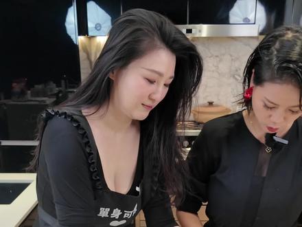 #冬至茧粿 #冬至节气习俗 #你们那边有这样的风俗吗 潮汕冬至茧
✅ 皮料
1. 糯米粉1包+玉米淀粉1包,加热水用筷子搅成絮状,揉至不粘手
2. 加少许油,揉匀成团备用
✅ 馅料
1. 虾皮、紫菜、肉沫、芹菜、蒜苗、香菇全部切丁
2. 起锅炒肉沫+香菇+蒜苗+紫菜,炒至断生
3. 加3勺盐、胡椒粉、鸡精调味,最后放芹菜丁翻匀,放凉备用
✅ 包煮
1. 取面团分小剂,包入凉馅料捏成茧状
2. 蒸锅上汽后放入,大火蒸20分钟即可
✅小贴士
✔️皮用热水烫更软糯,加油防开裂
✔️馅料必须放凉再包,避免破皮
✔️蒸够20分钟才熟透,中途别开盖