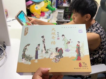 小翔正玩地铁跑酷,老爸请开卡游红楼梦奇缘包,喜提戴敦邦亲签卡 #当艺术家遇上卡牌 #红楼梦 #KAYOU线上抽卡机 #戴敦邦 #地铁跑酷 #地铁跑酷希腊版本 #地铁跑酷柯南联动 #卡牌游戏 #潮玩