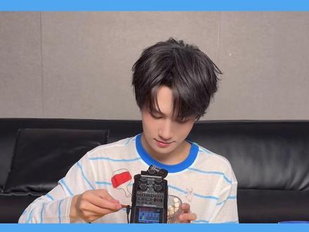 这四分钟对我很重要!我真的需要ASMR~
这种实用性idol!我要狠狠追随他~
#张真源
