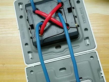 三联开关控制一盏灯接线方法喜欢老铁给个关注, 学习电工知识,传播正能量。