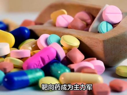 再论侵袭性纤维瘤:治疗策略全解析 #肿瘤防治宣传周 #医学科普
一、什么是侵袭性纤维瘤?
它是一种罕见的「局部侵袭性」软组织肿瘤,像良性肿瘤一样不会转移,但会像树根一样浸润周围组织,导致功能障碍,且复发率高达25%-60%。好发于腹壁、肢体或腹腔,常见于20-50岁人群,部分与遗传(如家族性腺瘤性息肉病)相关。
腹壁侵袭性纤维瘤。
二、无症状或早期患者:别慌,先观察!
约50%的肿瘤会长期稳定,20%-30%甚至能「自愈」缩小,只有10%会快速进展。
✅ 建议:每3-6个月做MRI检查,密切监测肿瘤大小和症状。
⚠️ 出现这些情况需干预:疼痛加重、肿瘤直径>5cm、压迫器官或影响活动。
肢体侵袭性纤维瘤。
三、进展期治疗:多手段联合,个体化方案是关键
当肿瘤生长活跃或引发症状(如疼痛、肢体活动受限),需结合病情选择治疗方案:
1. 系统治疗:从「全身战场」控制肿瘤
靶向药成为主力军。
索拉非尼:显著延长无进展生存期,2年生存率达81%,适合不可切除或复发患者,副作用包括手足皮疹、高血压。
Nirogacestat:明星新药!降低进展风险71%,1年无进展率85%,还能缓解疼痛,有望成为首个获批的「专属药物」。
帕唑帕尼:副作用相对温和(疲劳、腹泻),6个月控制率超85%,适合不耐受高强度治疗的患者。
化疗/激素治疗:作为备选方案,低剂量甲氨蝶呤+长春碱对25%-50%患者有效,但需警惕骨髓抑制;他莫昔芬联合抗炎药仅用于轻症辅助。
2. 局部治疗:精准打击,保护正常组织
放疗:不可切除或术后残留患者的「救星」,5年局部控制率71%-81%,质子治疗可减少儿童/年轻患者的神经损伤风险。
微创消融术
冷冻消融(适用于肢体、胸壁):1年控制率84.5%,超80%患者症状缓解,少数可能出现神经损伤。
高强度聚焦超声(HIFU):无创「热刀」,3个月肿瘤体积缩小63%,适合不耐受手术的老人或体弱患者。
3. 手术:
谨慎选择,避免「一刀切」 仅推荐肿瘤局限且切除后不影响功能的情况(如腹壁肿瘤),但术后复发率极高(尤其肿瘤>10cm或肢体部位)!切缘干净(R0)也不能保证不复发,术后常需联合放疗或靶向药「保驾护航」。