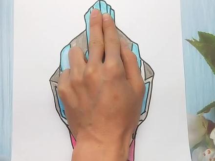 用手掌放在一张纸手绘银河奥特曼,画法简单又好看的手势图