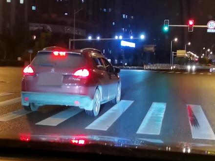 红灯时车子停在斑马线上,会不会扣分罚款?@抖音汽车 #抖音汽车