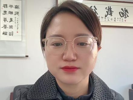 山西选调生是什么
首先选调生属于gwy考试,跟省考同批考,试卷用的普通 gwy 县乡卷,意味着大四的小伙伴选调考试和普通省考只能二择一。
选调生无具体岗位表,只公布十一个地市计划招录
多少人,符合选调条件报名即可,可以跨地区报名,
不受户籍专业等限制。
省考有具体岗位表,每个岗位有一—对应条件,符
合岗位要求报名。
岗位竞争,选调只能考一次,只针对大四或者研究
生博士生毕业那一年报考,并且符合选调条件,一开
始门槛就设置卡的严, so 还是很好的机会,从晋升来
看,选调是选拔预备干部,后期提拔快。普通省考岗
位固定意味着你后期就定你所报的岗位,当然后期还
可以参加遴选。当然公考大类专业像法学,计算机
等,限制应届生户籍性别等等,岗位竞争下来也还
好,有些人会介意选调一开始的基层工作,这个看个
人选择,如果自身专业考编三不限这种,那你在校期
间可以争取党员身份,毕业那年走选调也是很好的一
条路。#公考 #忻州 #选调生 #公务员 #山西