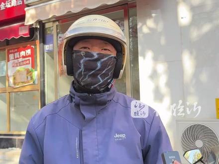 电动车新国标限速25km/h对外卖员影响有多大?外卖员:太慢了,送单来不及,收入或减半。(临沂市融媒体中心)#新国标 #电动车 #外卖员