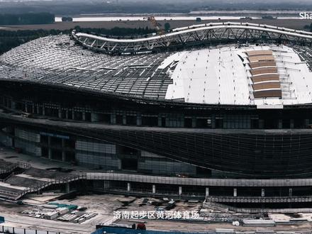 济南黄河体育中心 6万座席山东首个 达FIFA世界杯球场标准。济南起步区黄河体育中心,其“一场两馆”(含专业足球场等)总投资约95亿元,整体预计2026年12月达到竣工验收条件。
1. 专业足球场:总建筑面积19.73万平方米,6万座席,达FIFA世界杯球场标准,是山东省首个该规模的专业足球场;
2. 体育馆:建筑面积10.9万平方米,设1.8万个观众座席,属特大甲级场馆,可满足篮球、冰上项目等大型活动需求;
3. 游泳馆及全民健身中心:建筑面积16.6万平方米,设有4000个观众座席,包含两个标准泳池及配套服务设施。#济南#济南黄河体育中心 #济南黄河足球场 #鲁能球队 #鲁能泰山 #请你在秋天来我这座小城#我在出片前线 #FIFA世界杯 #山东省会 #大基建