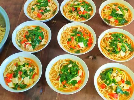 旬邑饸饹,作为一道极具地方特色的传统美食,有着悠久而丰富的历史。
早在商周时期,旬邑这片土地上的人们就开始了辛勤的农耕生活。当时,粮食产量有限,人们为了充分利用各类谷物,尝试将粗粮磨粉制作食物。在不断摸索中,饸饹这种独特的面食逐渐雏形初现。人们用简单的工具,将调制好的面团挤压成条,煮熟后食用,饸饹的基本制作方法就此诞生。
到了秦朝,秦始皇统一六国后,推行了一系列统一的政策,其中包括度量衡和文字的统一。这一举措促进了各地的经济文化交流,旬邑饸饹也在这个过程中得到了发展。随着制作工具的改进,饸饹床子的出现,让饸饹的制作更加便捷高效。这种新工具通过杠杆原理,能将面团轻松挤压成均匀的面条,不仅提高了产量,也让饸饹的口感更加筋道。
唐朝时期,国力强盛,文化繁荣,饮食文化也达到了一个新的高度。旬邑饸饹作为地方特色美食,随着商业贸易和人员往来逐渐传播开来。据说,当时有一位旬邑籍的官员,在朝为官多年,时常思念家乡的美食。于是,他让家人将饸饹的制作方法带到长安,并在府中宴请同僚时亲自下厨制作。那爽滑劲道的饸饹,搭配上鲜香浓郁的卤汁,瞬间征服了众人的味蕾,旬邑饸饹在长安城中声名远扬。
明清时期,旬邑饸饹的制作工艺愈发成熟。当地的厨师们在传承传统的基础上,不断创新,加入了更多的调料和配菜,使饸饹的口味更加丰富多样。无论是在街头巷尾的小吃摊,还是在富贵人家的餐桌上,都能见到旬邑饸饹的身影。它不仅是人们日常的主食,还成为了重要节日和庆典上必不可少的佳肴。
如今,旬邑饸饹依然是旬邑人民生活中不可或缺的一部分。它不仅承载着历史的记忆,更传承着家乡的味道。随着时代的发展,旬邑饸饹走出了旬邑,走向了更广阔的天地。在全国各地的陕西风味餐厅里,都能品尝到这道独具特色的美食,让更多的人领略到旬邑饸饹的魅力!
#地方特色美食 #农村美食 #抖音美食推荐官 #农村生活 #记录真实生活