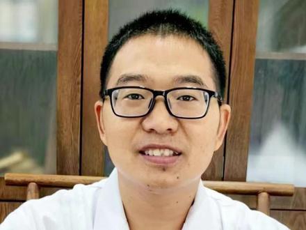 落枕是一种常见颈部肌肉急性痉挛,表现晨起一侧颈部疼痛,僵硬,活动受限。尤其转头,低头,仰头加重。常见原因①睡觉姿势不良②颈部受凉③长时间维持一个姿势。上面的手法是缓解落枕左右转头受限的手法。#落枕#推拿 #中医 #中医科普