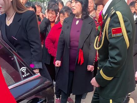 新郎四级士官了,现在工资万把块,结婚后会多出一项家属补助。真幸福。