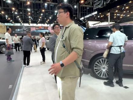 #上热门 小鹏汽车首款全尺寸旗舰SUV——GX,提供纯电与超级增程双版本,标配双腔空悬+CDC,智驾算力高达3000TOPS。从纸面数据看,确实是台狠货。但“旗舰”二字远不止堆参数这么简单。品牌力,仍然是小鹏GX难以逾越的第一道坎。 #2026北京车展 #小鹏GX #洗能源汽车 #车展现场