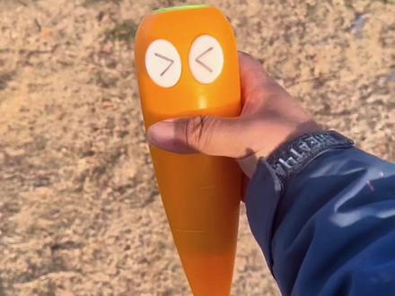 野外草地里捡到一个萝卜伸缩剑玩具,修一修还可以玩#玩个很新的东西 #解压玩具 #在玩一种很新的户外 #伸缩剑 #萝卜伸缩剑