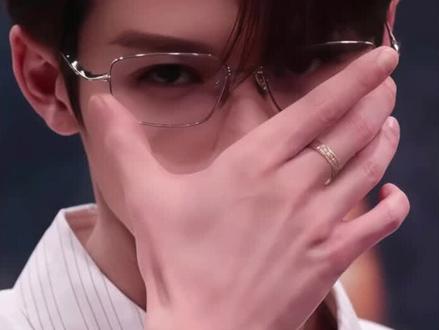 圣诞节收到了我的专辑,也是刷到大家发的,才知道还有一个这样的隐藏玩法,太惊喜了
#檀健次 #檀健次二专焕 #檀健次第二张实体专辑 #隐藏玩法