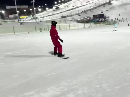 郝熠然摔疼了吧,手腕受伤带护腕,是不是因为这个滑雪呀,那个中级赛道好高好快,摔倒一定一定特别疼,心疼普普~#我们的样子像极了爱情 #创作者中心 #创作灵感