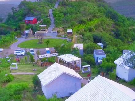 #抖汝州:身为河南人,一定要来一次位于汝州大峪镇袁窑村山上的云堡妙境。不管你住不住这里都值得一来,点开定位,9.9的团购包含原二十的古堡门票和十块汉服体验。来拍拍照打打卡也超值了。关键是景色太美,不住一晚就感受不到日落日出的美。晚上的山顶夜生活是这里的特色,有音乐有夜景有露营,还有马上开始的二期(水上院子)(孤独的民宿)(森林居)我取的名字,刷到有空都来看看转转玩玩住住吧……