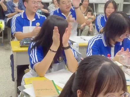 天呐!这学长也太勇敢了吧
学长暗恋陆梅多年公开表白
广播室唱了一首《什么雪能和你白头》
歌声传遍了整个校园 全校师生吃瓜围观#歌曲什么雪能和你白头沧桑小杰 #校园 #校园广播