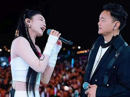久别重逢!星光大道冠军铁牛和唐二再次合唱有生之恋#万众期待现场 #白酒直播带货 #唐艺大舞台 #唐艺直播回放 #唐艺带货