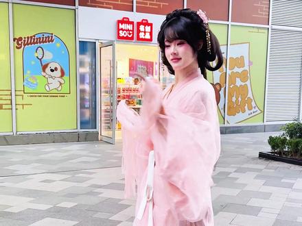 挑选一个幸运路人体验昏君的快乐,今天壁咚一位舞蹈达人 今天随机抓人一位跳舞超厉害的小哥哥啦,下次想在哪偶遇评论区@出来#原创编舞#氛围感#古典舞#西安