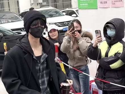 两天见了四次张凌赫的vlog来啦#张凌赫 #横店 #追星vlog