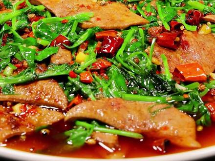 豌豆尖是最近的热门菜,这道#豌豆尖炒猪肝吃起清鲜脆嫩,下饭巴适哦!#跟着抖音学做菜 #猪肝 #厨波波江湖菜 @抖音小助手