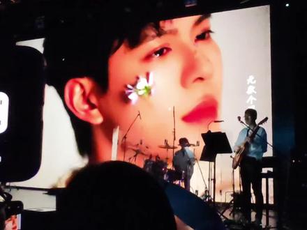 黄浩雯2026.5.23生日限定音乐会回放 part 1,本视频时长42分钟。(原本没想录整场演出,因为是第一次见黄老师,只想好好看看他。结果,一录上就没停下来🤣,我还没有经验,也没有设备,就是举着手机录的)。
#黄浩雯 #向全世界安利黄浩雯
#黄浩雯生日限定音乐会 #我的大明星
#我担秒了全世界