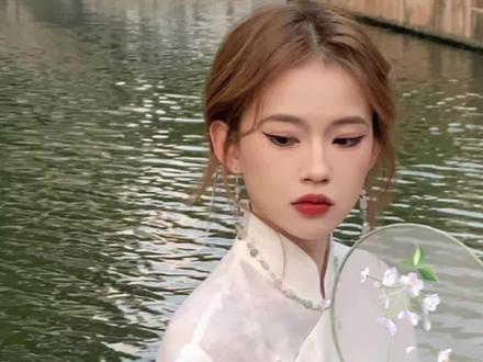 淡颜女生一定要试试这个清冷新中式妆,有点江南大家闺秀那味道不?#妆前妆后 #普通人化妆 #新中式 #国风