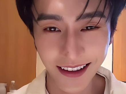 “如果有人去探班,不小心摔倒把你裤子拽下来,你先提裤子,还是扶粉丝”思思回答粉丝的问题,他无奈的样子可爱又好笑🤣🤣@沉思ChenSi @沉思工作室 #演员沉思 #沉思工作室