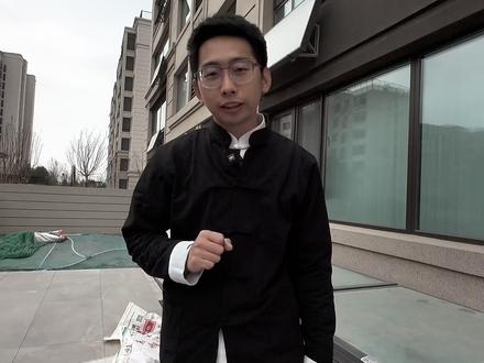 你还在因为庭院里有井盖难以隐藏而发愁吗? 如果你的庭院也存在井盖,记得要看完哦。许多庭院中都有或多或少裸露在外的井盖,有的是下水井,有的是检修井。下水井很好处理,可以改变形状和位置。检修井在一般情况下是无法移除和改变位置,我们可以遮蔽和装饰。如果井盖在绿植区,可以放置可移动的花坛或者花架,或者采用下沉式草坪井盖,操作比较方便。如果在铺装区域可以做成双层的井盖,井盖上面铺设和铺装区域相同的材质, 如果井盖所在的区域铺设户外地板,可以在井盖上面做一块可以活动的户外地板,美观又方便,你学会了吗,关注我,造园不迷路
#庭院设计 #师造北京 #庭院设计施工 #庭院生活 #小院改造