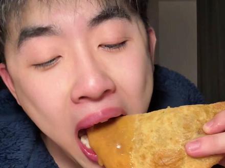 依旧爽吃 今天这个汉堡实在是好吃到爆了#胡辣汤 #炸鸡 #汉堡 #跟我一起吃