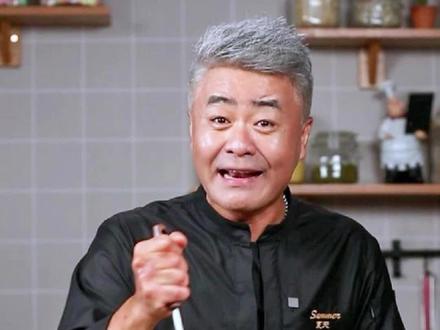无敌下饭的辣椒炒肉!到底先炒辣椒还是先炒肉?1分钟学会!肥瘦相间,香而不腻!就是有点费米饭!赶紧学起来#湘菜 #辣椒炒肉 #辣椒炒肉家常做法 #一口就入秋 #五花肉 #小炒肉