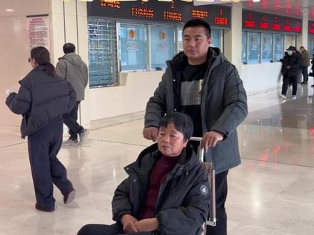 大冬至看到这个比吃饺子都暖🥹#医院的一幕 #欣光扬折叠椅车 #老人代步车 #轻便手推车