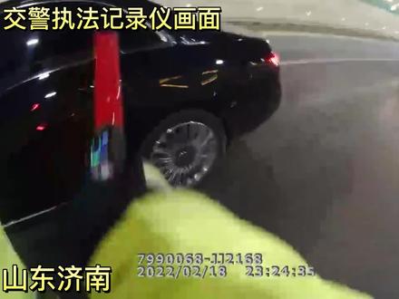 山东济南:司机醉驾闯卡,被交警破胎后弃车逃跑,终被擒获。 #交警 #醉驾入刑十周年
