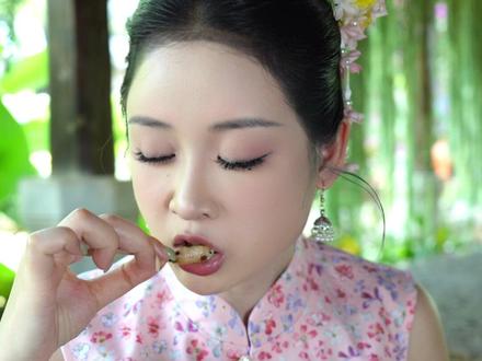 舂鸡脚做起来#傣族姑娘依光扁