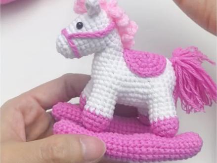 谁能抗拒这粉粉的小木马挂件︱视频教程(上)
是谁的少女心被这只小木马狠狠拿捏了
挂在包包上是行走的可爱挂件
摆在桌面是治愈小摆件
图解参考@碧云手作
#视频教程 #小马挂件 #旋转木马 #手工钩织 #新年挂件