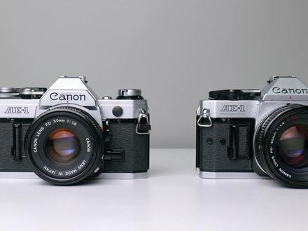 胶片相机|佳能AE-1&AE-1P功能详解使用教程 佳能 AE-1 于 1976 年发布,这是佳能A系列的第一款机型。是世界上首个搭载了CPU的35mm自动曝光单反相机。佳能通过自动化生产和CPU的使用成功减少300个零件数量,在保证高性能的同时有效降低了生产成本,使得佳能AE-1一经发布就引起市场极高关注,上市仅一年半累计产量突破了100万台。同时佳能将FD镜头的镜头装卸结构等进行改良的新型FD镜头系列也陆续推出。带有锁定装置的快速装卸方式得到了用户的极大信赖。
现如今AE-1被誉为豆瓣四大胶片神机之一,复古的铝合金银白色机身和黑色皮革相辅相成,外形线条流畅,军舰顶设计配合拨杆和滚轮让人爱不释手。测光是指针式,兼具电量检测,同时支持手动模式和快门优先模式,在这个功能下,拍摄也会变得更加便捷哪怕业余爱好者基本上一卷下来不会有废片。
佳能公司在新产品的开发中勇于创新,大量应用新科技、新工艺,不断推陈出新,为后续带来几十年的辉煌成就。佳能AE-1 PROGRAM于1981年发布,是AE-1的改进型,为迎合当时的自动化潮流,增加了P档(程序曝光)功能。两机外观比较相似,但AE-1P机身材质做工上略微逊色于AE-1,为了降低成本,采用了较多塑料齿轮。同时,将上下盖改为塑料制作,这就没有AE-1的金属机身结实耐用了。
但AE-1P取景系统改进较大,改聚焦屏为可换式设计,标准配备为E型,传统的水平裂像微棱环设计。该聚焦屏采用佳能独特的激光加工技术,亮度很高,反差也大。即使镜头最大孔径为f/8时也不产生明显的半明半黑现象,而且方便清洁取景器。
A系列的AE-1,A-1,AE-1P计数器有一个独特的设计,就是回卷时计数器会跟着倒计数。这对退片时保留片头十分有利,在日产手动单反相机中都极为少见。#相机 #佳能 #佳能AE1 #佳能ae1 #佳能ae1p
