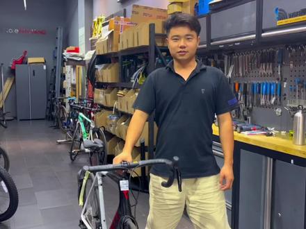 群里有一个TCR车主在问碟刹前后轮的拆装,我们就顺手拍一个视频指导下吧,圈刹的原理类似,但是圈刹用手就可以,碟刹需要内六角扳手,一般公路车碟刹前后轮需要6号内六角扳手,捷安特的一般使用5号内六角扳手,但是捷安特新款车都自带了一个碳纤维手柄的内六角拆卸扳手,一般出厂时候插在前轮,拔下使用就可以。